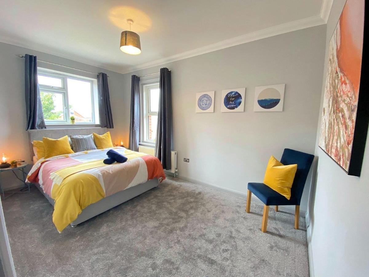 Beautiful Large 4 Bedroom House - 5 Minute Walk To The Best Beach! - Great Location - Garden - Parking - Fast Wifi - Smart Tv - Newly Decorated - Sleeps Up To 10! Close To Bournemouth & Poole & Sandbanks Esterno foto