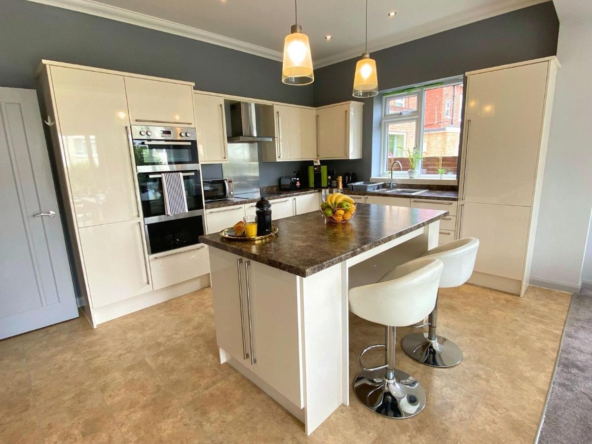 Beautiful Large 4 Bedroom House - 5 Minute Walk To The Best Beach! - Great Location - Garden - Parking - Fast Wifi - Smart Tv - Newly Decorated - Sleeps Up To 10! Close To Bournemouth & Poole & Sandbanks Esterno foto