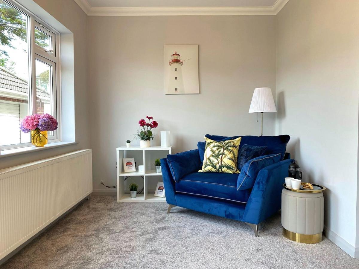 Beautiful Large 4 Bedroom House - 5 Minute Walk To The Best Beach! - Great Location - Garden - Parking - Fast Wifi - Smart Tv - Newly Decorated - Sleeps Up To 10! Close To Bournemouth & Poole & Sandbanks Esterno foto