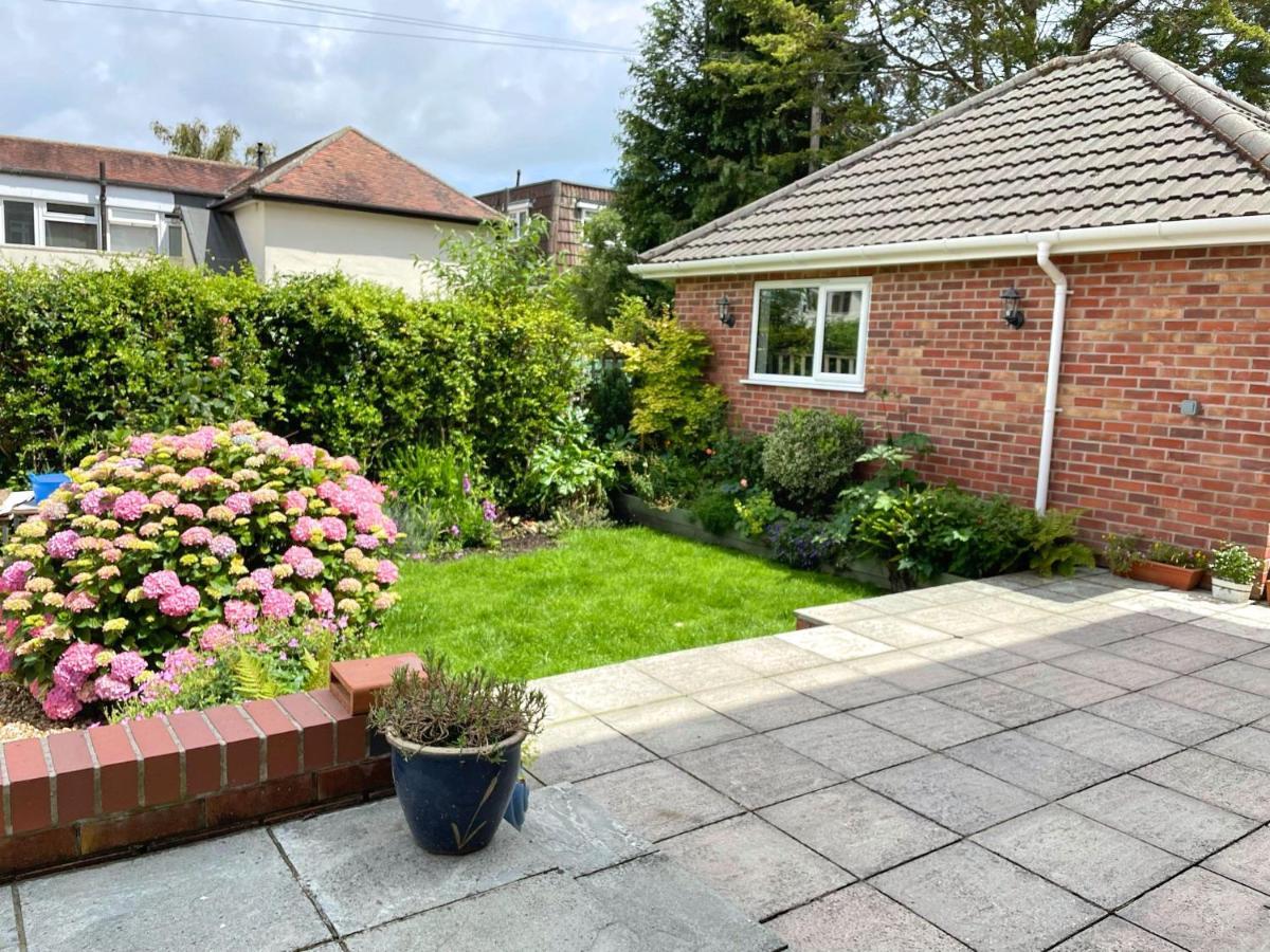 Beautiful Large 4 Bedroom House - 5 Minute Walk To The Best Beach! - Great Location - Garden - Parking - Fast Wifi - Smart Tv - Newly Decorated - Sleeps Up To 10! Close To Bournemouth & Poole & Sandbanks Esterno foto