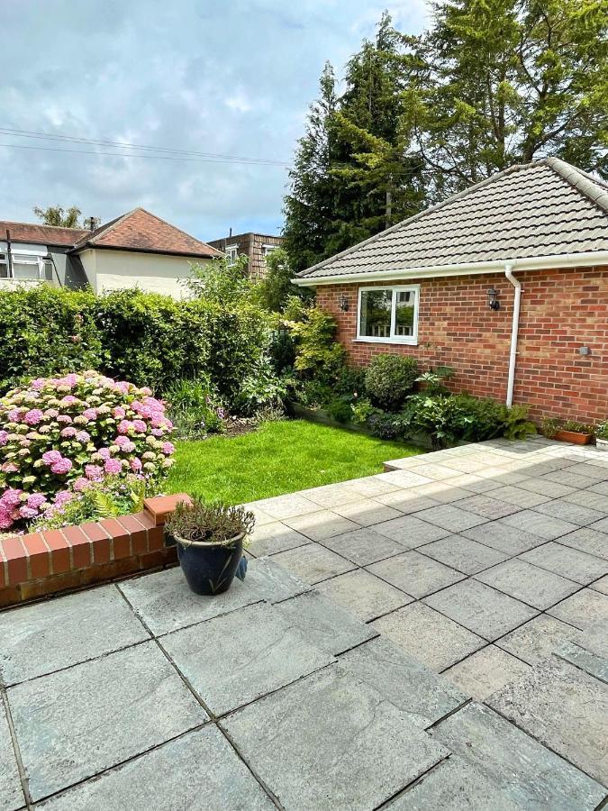 Beautiful Large 4 Bedroom House - 5 Minute Walk To The Best Beach! - Great Location - Garden - Parking - Fast Wifi - Smart Tv - Newly Decorated - Sleeps Up To 10! Close To Bournemouth & Poole & Sandbanks Esterno foto