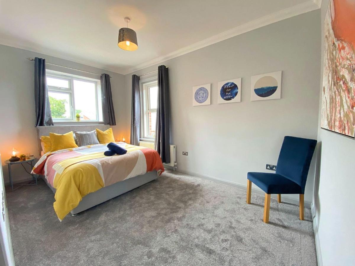 Beautiful Large 4 Bedroom House - 5 Minute Walk To The Best Beach! - Great Location - Garden - Parking - Fast Wifi - Smart Tv - Newly Decorated - Sleeps Up To 10! Close To Bournemouth & Poole & Sandbanks Esterno foto