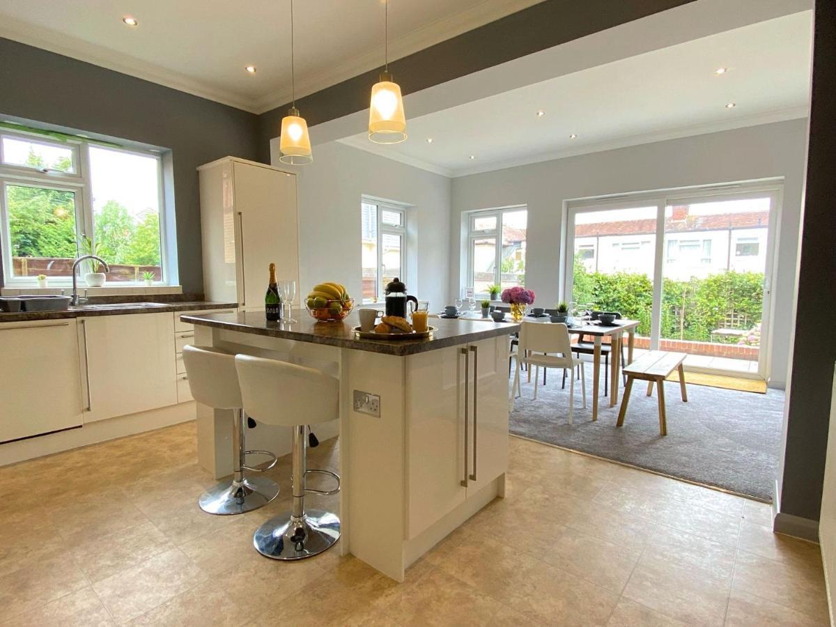 Beautiful Large 4 Bedroom House - 5 Minute Walk To The Best Beach! - Great Location - Garden - Parking - Fast Wifi - Smart Tv - Newly Decorated - Sleeps Up To 10! Close To Bournemouth & Poole & Sandbanks Esterno foto