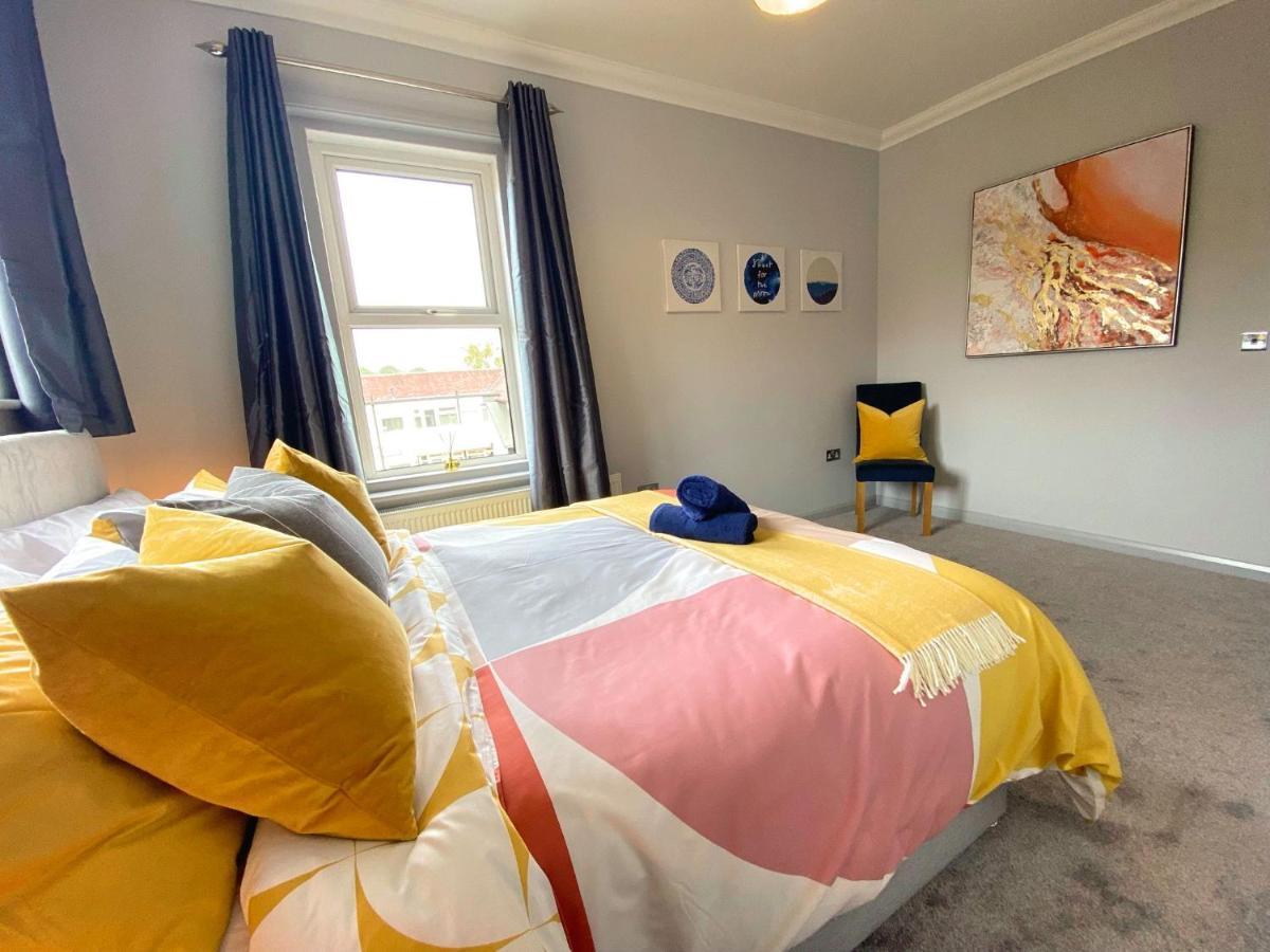 Beautiful Large 4 Bedroom House - 5 Minute Walk To The Best Beach! - Great Location - Garden - Parking - Fast Wifi - Smart Tv - Newly Decorated - Sleeps Up To 10! Close To Bournemouth & Poole & Sandbanks Esterno foto