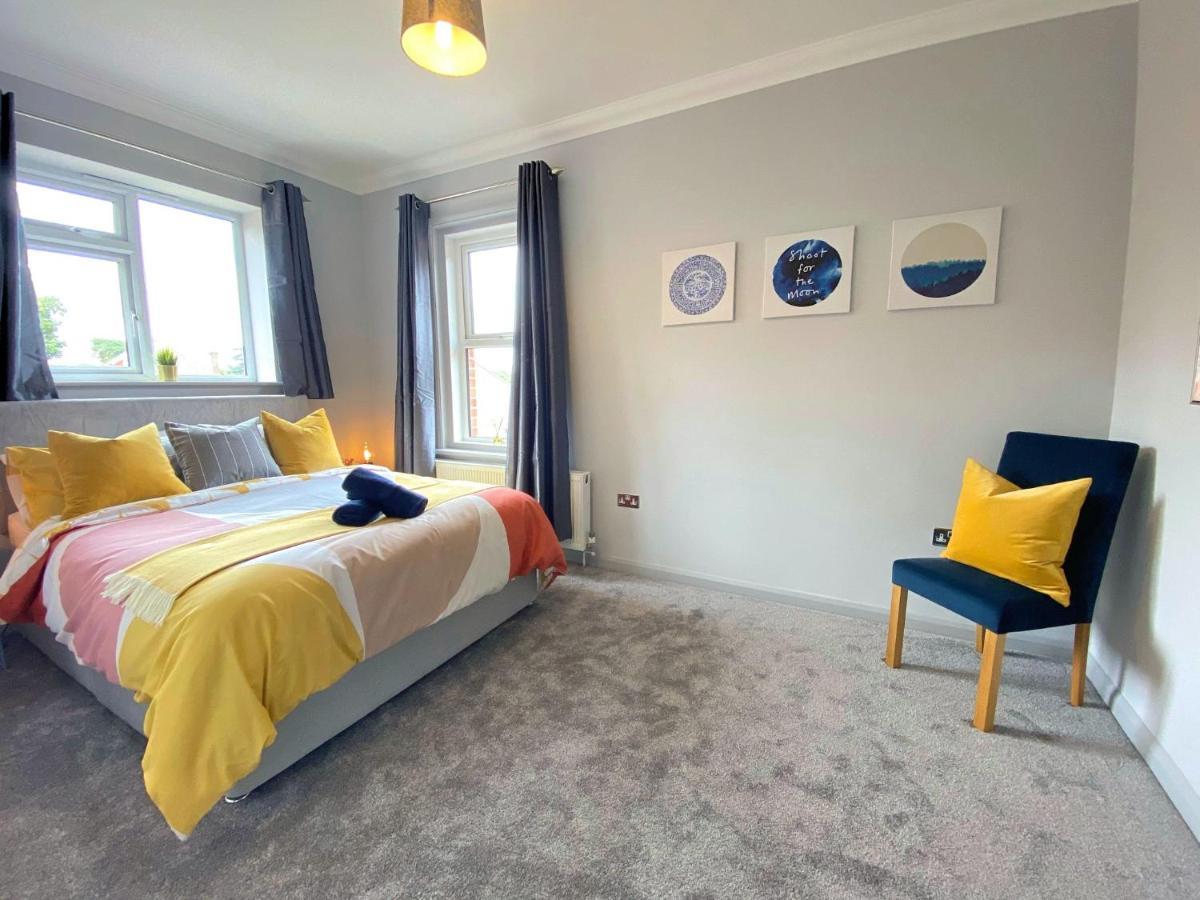 Beautiful Large 4 Bedroom House - 5 Minute Walk To The Best Beach! - Great Location - Garden - Parking - Fast Wifi - Smart Tv - Newly Decorated - Sleeps Up To 10! Close To Bournemouth & Poole & Sandbanks Esterno foto